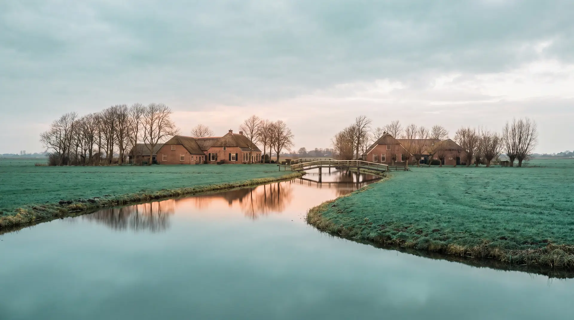 Landelijk Noord-Holland: een rustige vaart met weerspiegeling en traditionele Nederlandse boerderijen